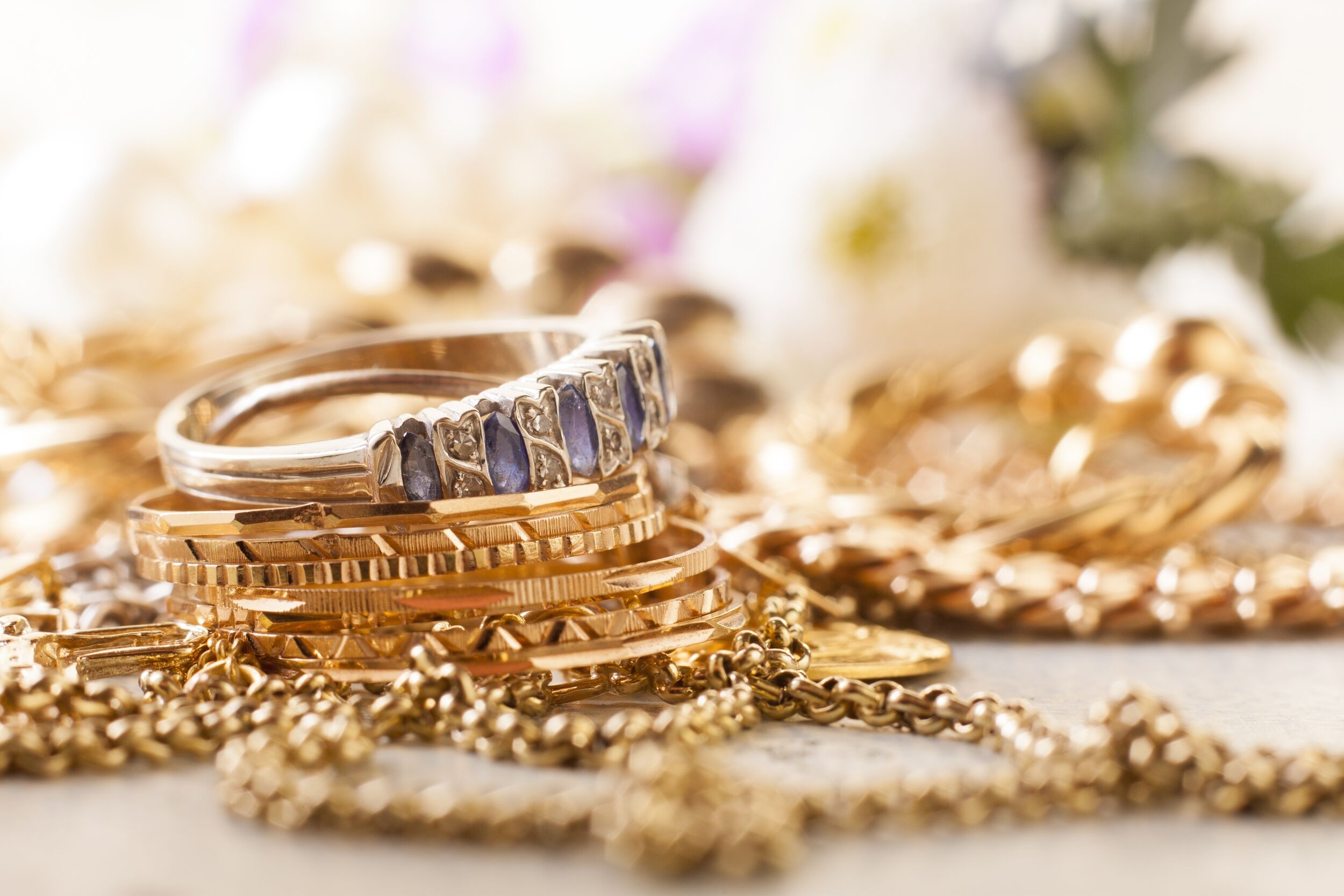 Various jewelery.